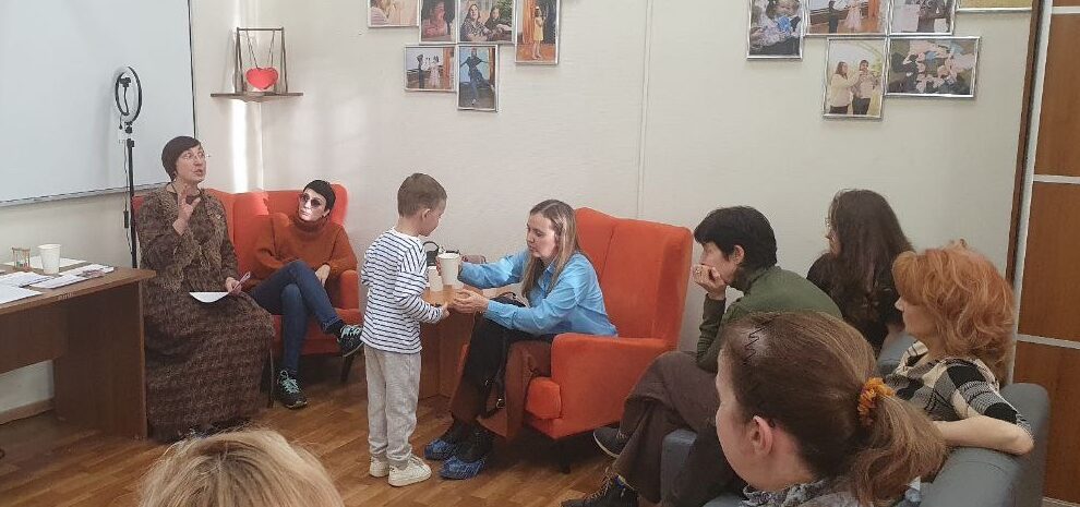 «Семейные Дела» продолжают свои занятия. Тема занятия: «Порядок рождением в семье и возрастная психология детей»
